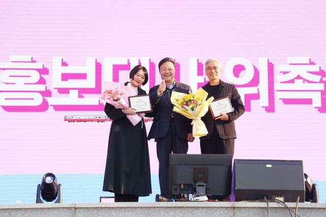 NSP통신-김현숙, 조재윤 배우가 의왕시 홍보대사로 위촉되고 김성제 의왕시장(가운데)과 기념촬영을 하고 있다. (사진 = 의왕시)