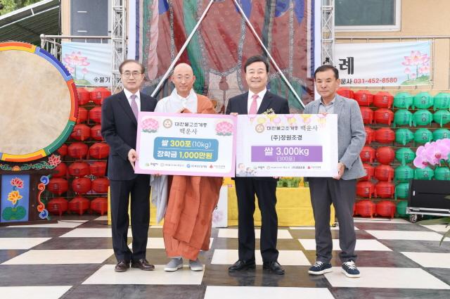 NSP통신-5일 부처님 오신 날을 맞아 백운사가 의왕시에 청소년을 위한 장학금을 기탁했다. 사진은 기념촬영 모습.