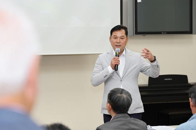 NSP통신-이호성 의장이 무안노인대학을 방문해 특별강연을 진행하고 있다. (사진 = 무안군의회)