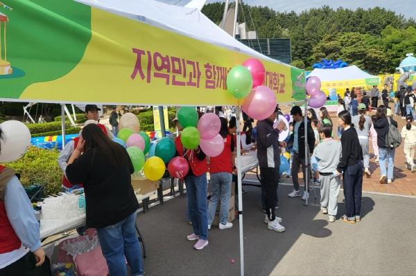 NSP통신-포항 선린대학교는 지난 5일 오전 9시 30분부터 환호공원일원에서 열린 제103회 포항 어린이날 큰잔치에 교직원, 재학생 60명이 자원봉사 활동을 펼쳤다. (사진 = 포항 선린대학교)