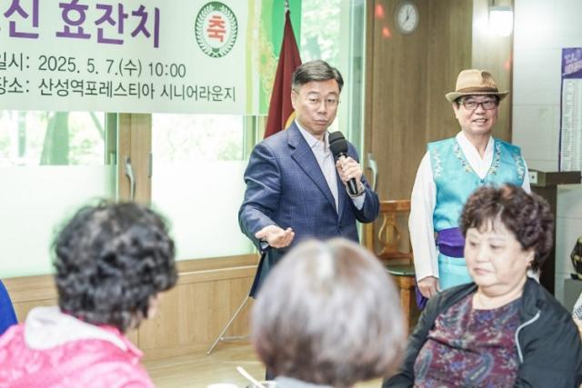 NSP통신-신상진 성남시장이 어버이날 앞둬 열린 경로당 어르신 효 잔치에서 인사말을 하고 있다. (사진 = 성남시)