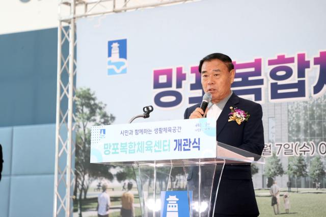 NSP통신-7일 이재식 수원시의회 의장이 망포복합체육센터 개관식에서 축사를 하는 모습. (사진 = 수원시의회)