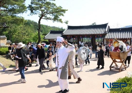 NSP통신-선비세상이 어린이날 연휴 마법의 공간으로 변신했다. 앨리스 in 선비세상 운영으로 숲속 비밀의 문과 체스의 언덕포토존, 선비 갓 만들기 체험과 놀이시설까지 다채로운 원더랜드가 열려 아이들의 웃음꽃이 피었다. (사진 = 김오현기자)