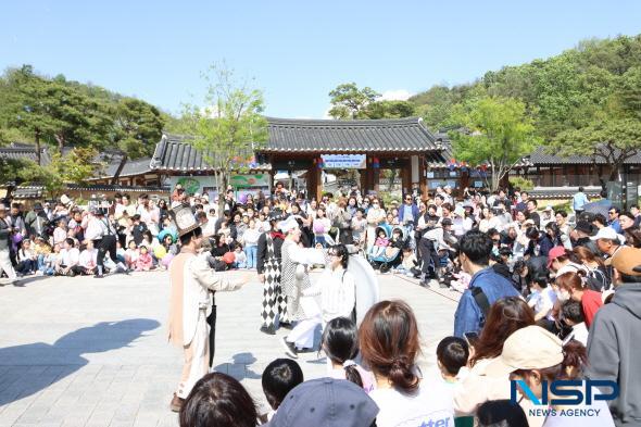 NSP통신-영주문화관광재단이 주최한 2025 어린이선비축제 이 지난 3일부터 5일까지 선비세상·선비촌·한국선비문화수련원 일대에 4만여 명이 방문하며 대성황을 이뤘다.오늘의 장원은 나야 나! 등 다양한 체험 프로그램 운영으로 큰 호응 얻어 (사진 = 김오현기자)