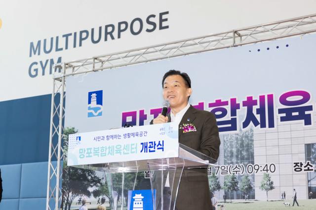 NSP통신-7일 이재준 수원시장이 개관식에서 인사말을 하는 모습. (사진 = 수원시)