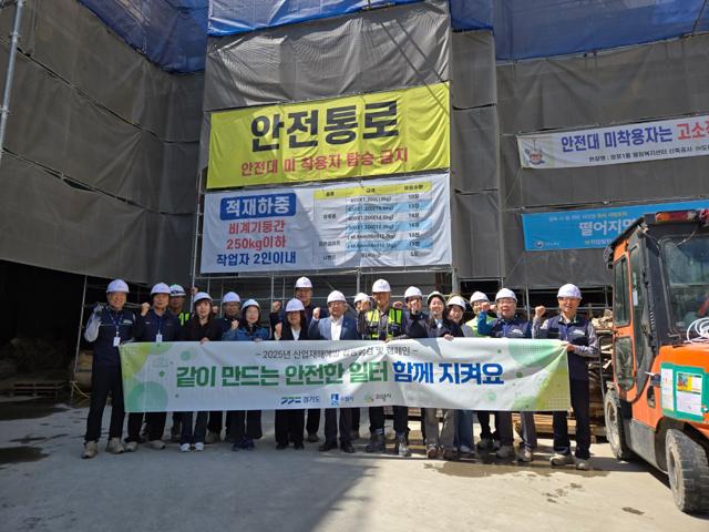 NSP통신-7일 신축공사장 안전 점검 참가자들이 기념촬영을 하는 모습. (사진 = 수원시)