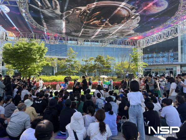 NSP통신-제15회 고흥우주항공축제 역대 최다 12만 명 관람객 찾아-우주인 무대 공연 (사진 = 고흥군)
