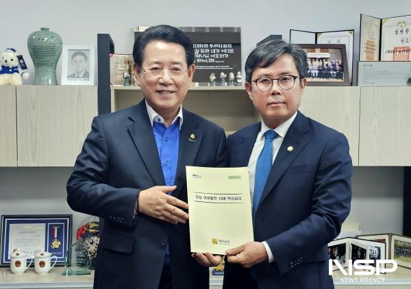 NSP통신-김영록 전라남도지사가 7일 서울 국회에서 안도걸 더불어민주당 의원을 만나 전남 미래발전 10대 핵심과제 등의 대선 공약 반영을 적극 요청하고 있다. (사진 = 전남도)