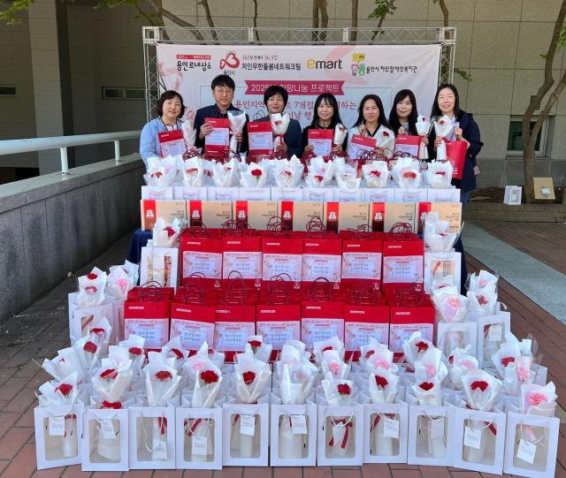 NSP통신-용인특례시가 어버이날을 맞아 지역 내 취약계층 232가구에 선물세트를 전달했다. 사진은 전달에 앞서 기념촬영 모습. (사진 = 용인특례시)