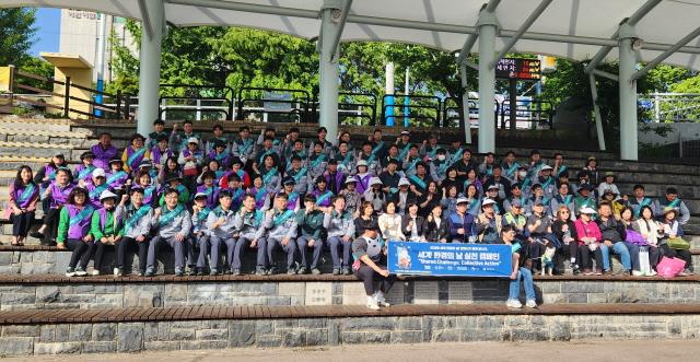 NSP통신-7일 안양시 공무원과 지역주민, 기업관계자 등이 안양천에서 환경 실천 캠페인 전개 후 기념촬영을 하고 있다. (사진 = 안양시)