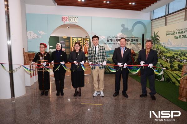 NSP통신-보성군, 말레이시아 차문화 & 카마탄 축제 교류전 커팅식-가운데 체크무늬 상의 김철우 보성군수, 왼쪽 검은색 상의 안경 쓰신 분 사바주 관광문화환경부 상임부차관 알레시아 시온(Alessia Sion) (사진 = 보성군)