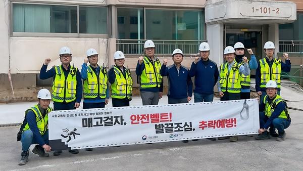 NSP통신-GS건설 CFO 채헌근 부사장(사진 2열 왼쪽 5번째)이 안전점검의 날 현장점검 모습 (사진 = GS건설)