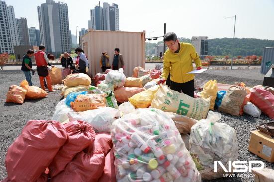 NSP통신-이돈성 조합장과 동광양농협 부녀회원들 영농폐기물 수거 (사진 = 동광양농협)