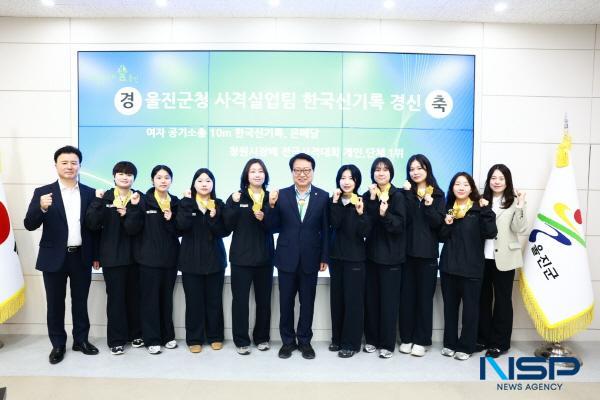 NSP통신-울진군은 지난 7일 국제 및 전국 사격대회에서 뛰어난 성과를 거둔 울진군청 사격실업팀 소속 10명의 선수들을 축하하고 격려하는 자리를 마련했다. (사진 = 울진군)