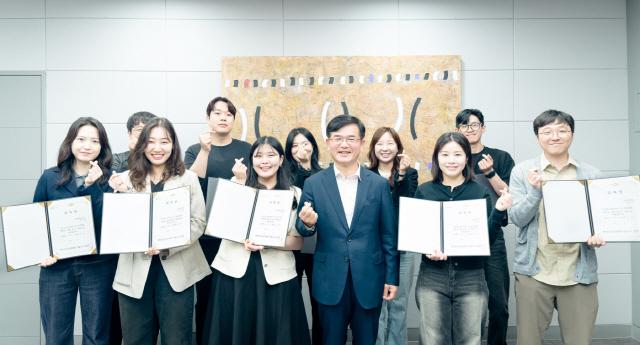 NSP통신-성남문화재단 보드Y 구성원들이 윤정국 대표와 기념촬영을 하고 있다. (사진 = 성남문화재단)