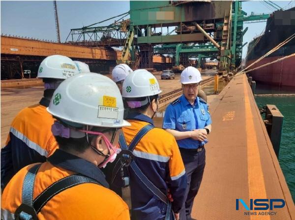 NSP통신-포항해양경찰서는 전국적으로 집중안전점검이 시행되고 있는 가운데 8일 오전 국가 중요산업시설(포항제철소)을 방문해 항만지역 대기질 개선을 위한 하역시설 안전 점검을 했다. (사진 = 포항해양경찰서)