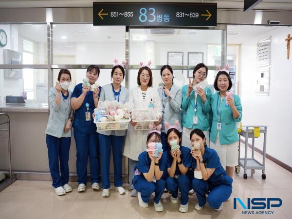 NSP통신-포항성모병원은 가정의 달을 맞아 병원에 입원 중인 어린이와 어르신들을 찾아 따뜻한 선물을 전달하며 위로와 응원의 마음을 전했다. (사진 = 포항성모병원)