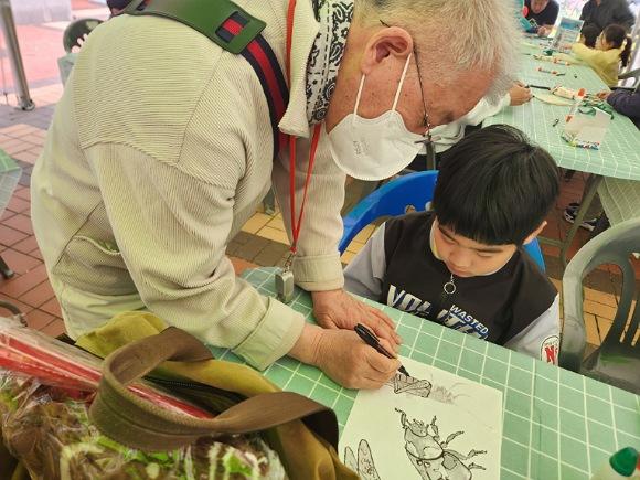 NSP통신-2025 예천 곤충생태원 어린이날 아기자기 축제 성료, 작은 생명과의 특별한 만남... 곤충을 통해 상상하고 체험한 뜻깊은 시간 (사진 = 예천군)