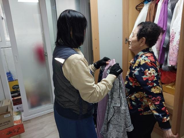NSP통신-35년 세탁소 경력을 가진 포곡읍 옷수선 지킴이가 관내 취약가구를 직접 방문해 의류 수선 서비스를 하고 있다. (사진 = 용인특례시)