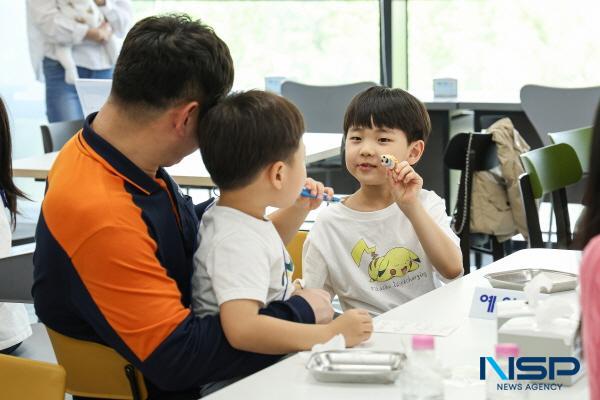NSP통신-8일 어버이날을 맞아 포스코 어린이집 원아들이 부모의 일터를 방문해 특별한 시간을 보냈다. (사진 = 포스코)