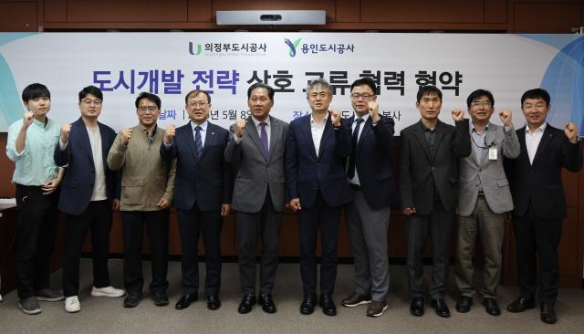 NSP통신-용인도시공사-의정부도시공사 간 도시개발 전략 상호교류 협약 체결 기념촬영 모습. 사진 왼쪽부터 의정부도시공사 박종현 책임, 오정근 개발기획팀장, 임주환 도시개발처장, 이범재 도시교통본부장, 김용석 사장, 용인도시공사 신경철 사장, 김연규 경영기획본부장, 최경진 개발사업본부장, 강일묵 개발사업처장, 송병기 전략기획처장. (사진 = 용인도시공사)