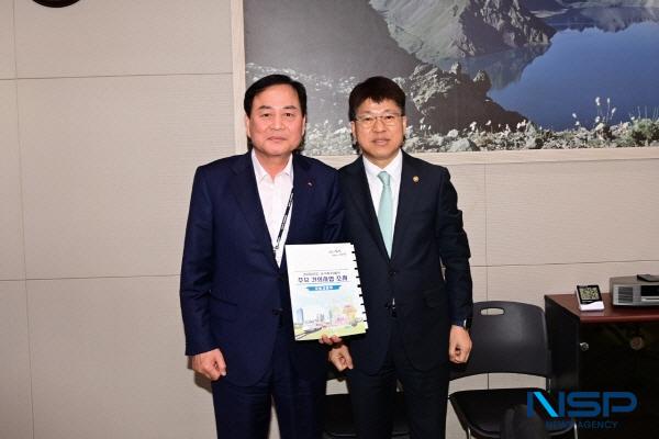 NSP통신-배낙호 김천시장은 8일 정부세종청사에서 진현환 국토교통부 제1차관을 만나 지역 현안에 대해 의견을 나누고 2026년도 국토교통부 정부예산안에 김천시 주요 사업들이 적극 반영될 수 있도록 건의하는 등 발품 행정에 구슬땀을 흘렸다. (사진 = 김천시)