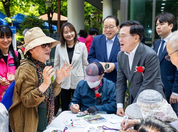NSP통신-진교훈 서울 강서구청장(오른쪽)이 8일 봉제산어르신복지센터 어버이날 경로행사에서 어르신께 인사드리고 있다.