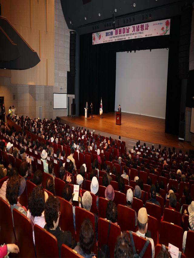 NSP통신-8일 군포문화예술회관 수리홀에서 열린 제53회 어버이날 기념식 모습. (사진 = 군포시)