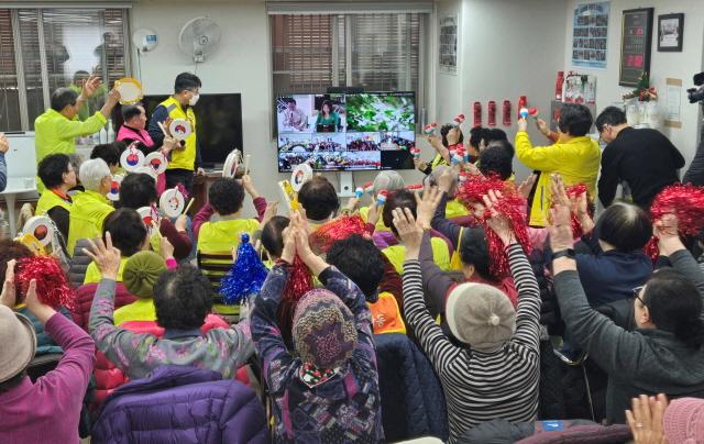 NSP통신-지난 1월 광명역세권휴먼시아1단지아파트 경로당 어르신들이 스마트 경로당 개소식 식전 행사로 열린 노래경연대회에 원격으로 참여하고 있는 모습. (사진 = 광명시)
