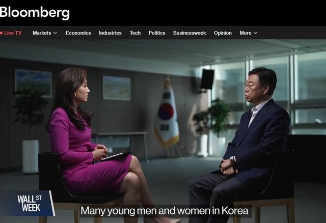 NSP통신-미국 블룸버그TV 월스트리트 위크 보도 중 셰리안 앵커와 인터뷰하고 있는 신상진 성남시장 영상 캡처본. (사진 = 성남시)