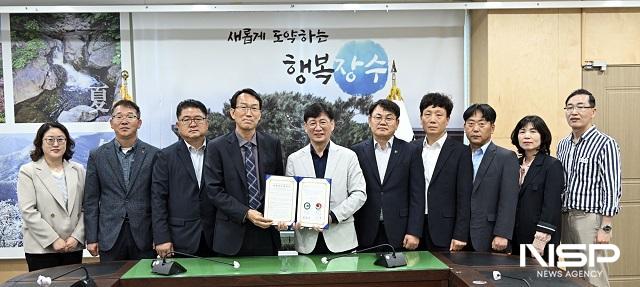 NSP통신-최훈식 군수(오른쪽 여섯번째)가 9일 경남 합천군과 축산분야 업무협약을 체결하고 있다. (사진 = 장수군)