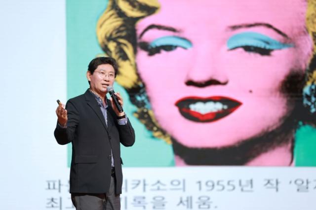 NSP통신-이상일 용인특례시장이 7일 서울 서초문화예술회관 아트홀에서 열린 차이나는 아카데미 기획 강연에서 특강을 하고 있다. (사진 = 용인특례시)