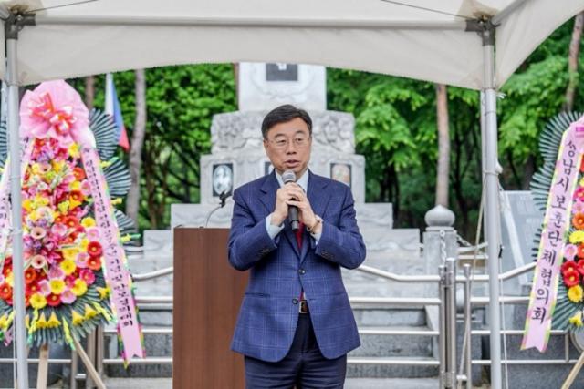NSP통신-신상진 성남시장이 9일 제27주년 월남전참전기념탑 건립 기념행사에서 인사말을 하고 있다. (사진 = 성남시)