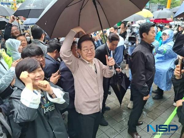 NSP통신-경주를 찾은 더불어민주당 이재명 대선 후보가 지지자들에게 하트를 그려 보이고 있다. (사진 = 독자 제공)