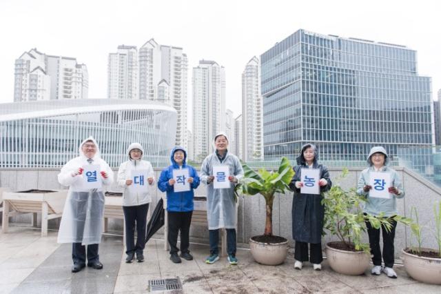 NSP통신-경기도의회 민주당이 도의회 4층 테라스에서 열대작물 시범농장 오픈식을 가졌다. (사진 = 경기도의회 더불어민주당)