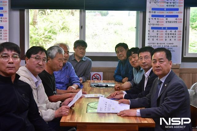 NSP통신-완주군의회 서남용 의원과 김규성 의원은 8일 경천면의 한 음식점에서 농어촌기본소득에 대해 지역 주민들의 다양한 목소리를 경청하는 시간을 가졌다. (사진 = 완주군의회)