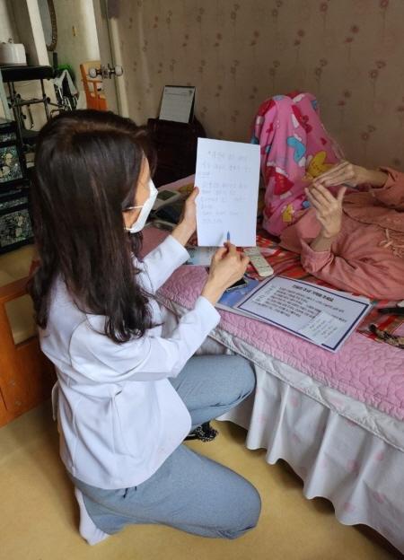 NSP통신-광명시약사회 소속 전문약사가 대상자 가정을 방문해 복용 중인 약물 복약지도, 부작용 확인, 약물 중복과 상호작용 점검 등을 지원하고 있다. (사진 = 광명시)