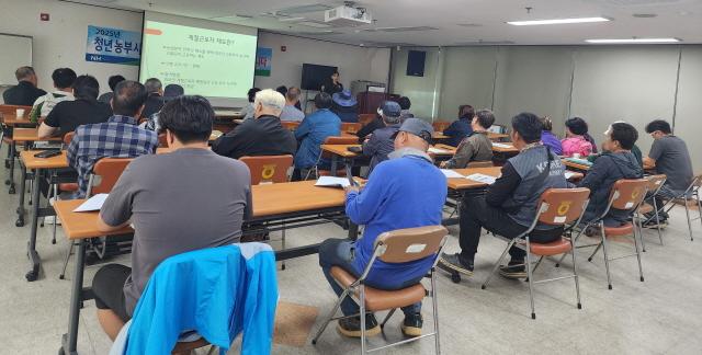 NSP통신-25년 외국인 계절근로자 고용주 교육 진행 모습. (사진 = 평택시)