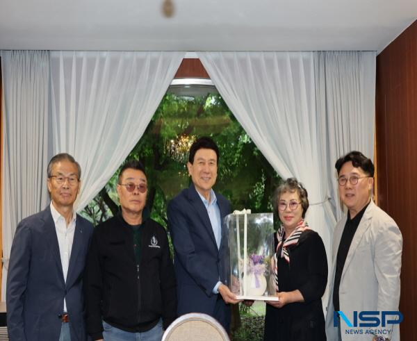NSP통신-이강덕 포항시장은 9일 포항의 대표 전통시장인 죽도시장 상인 대표들을 만나 간담회를 열었다. (사진 = 포항시)