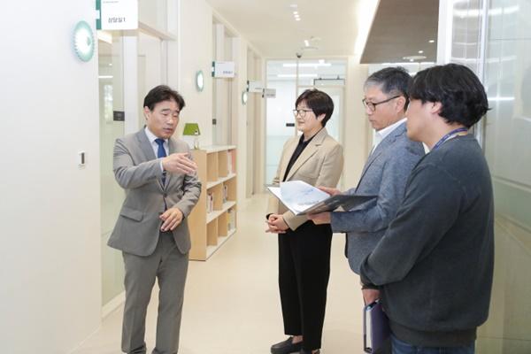 NSP통신-김운남 고양시의회 의장이 일산동구보건소를 방문하고 있다. (사진 = 고양시의회)