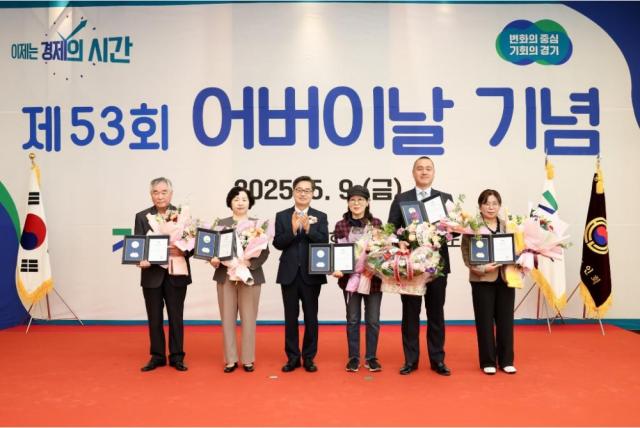 NSP통신-김동연 경기도지사가 제53회 어버이날 기념행사에서 표창 시상을 하고 함께 기념촬영을 하고 있다. (사진 = 경기도)
