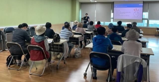NSP통신-만성질환자 대상 구강 보건교육 모습. (사진 = 평택시)