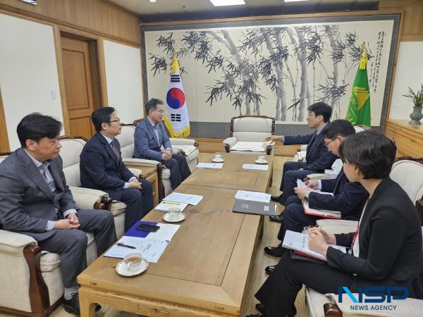 NSP통신-김진열 군위군수는 9일 대구시청을 직접 방문해 김정기 대구시장 권한대행(행정부시장)과 면담을 갖고 군위군의 미래 발전을 좌우할 주요 현안에 대한 대구시 차원의 적극적인 협조와 지원을 요청했다. (사진 = 군위군)
