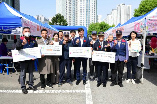 NSP통신-안산환경재단 환경교육센터가 어버이날을 맞아 8일 성어공원에서 상록구노인복지관과 함께 한마음 잔치, 환경체험부스 행사를 개최했다. 사진은 홍희관 재단 대표 및 이민근 시장 등 참석자들의 기념촬영 모습. (사진 = 안산환경재단)