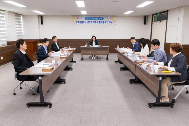 NSP통신-8일 의회 대회의실에서 안산시의회 의원연구단체 너와 나의 연결고리가 제2차 간담회를 갖고 있다. (사진 = 안산시의회)