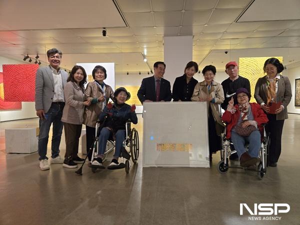 NSP통신-오지윤 화백(앞줄 포함 오른쪽에서 5번째)이 관객들과 함께 기념사진을 찍고 있다. (사진 = NSP통신)