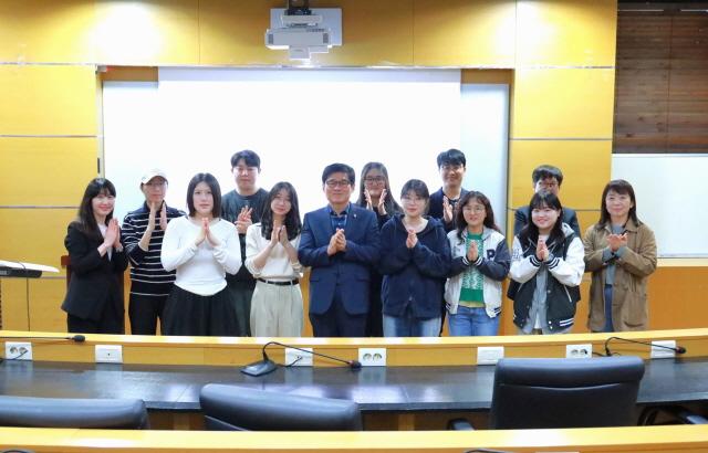 NSP통신-안양대-안양문화예술재단 간 문화예술 기자단·모니터링단 발대식 기념촬영 모습. (사진 = 안양대학교)