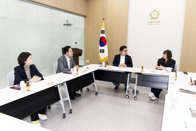 NSP통신-김포시 FUNFUN한 축제 만들기 연구모임이 8일 시의회 브리핑룸에서 정책연구용역 사전 간담회를 하고 있다. (사진 = 김포시의회)