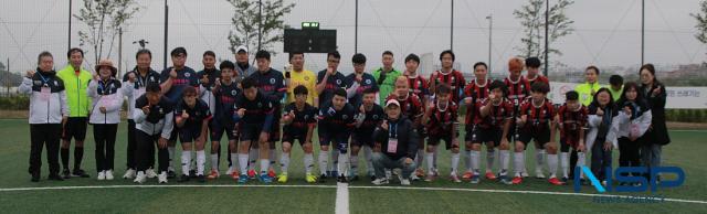 NSP통신-제45회 전국장애인체전 경기도 대표 선발전에 참가한 선수들과 김효식 경기도장애인축구협회 회장 및 임원들, 관계자들이 기념촬영 하는 모습. (사진 = 김종식 기자)