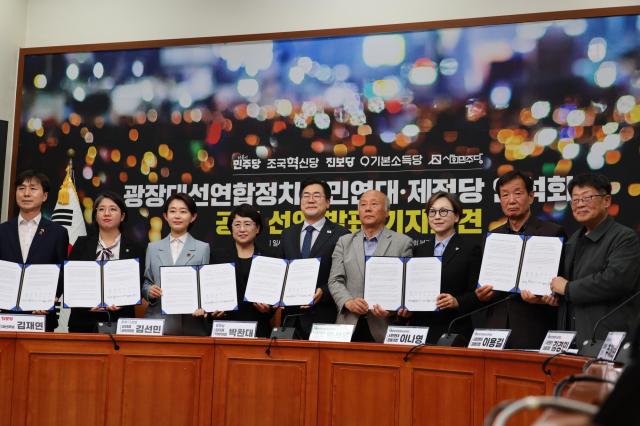 NSP통신-지난 9일 광장대선연합정치시민연대-제정당 연석회의 공동 선언 기자회견 참석자들이 기념촬영을 하고있다. (사진 = 조국혁신당)